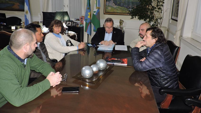 Se firmó el contrato para realizar obras en la escuela de Cerro Leones