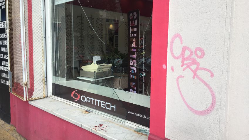 Delincuente cortó una reja, rompió vidriera y robó en una óptica