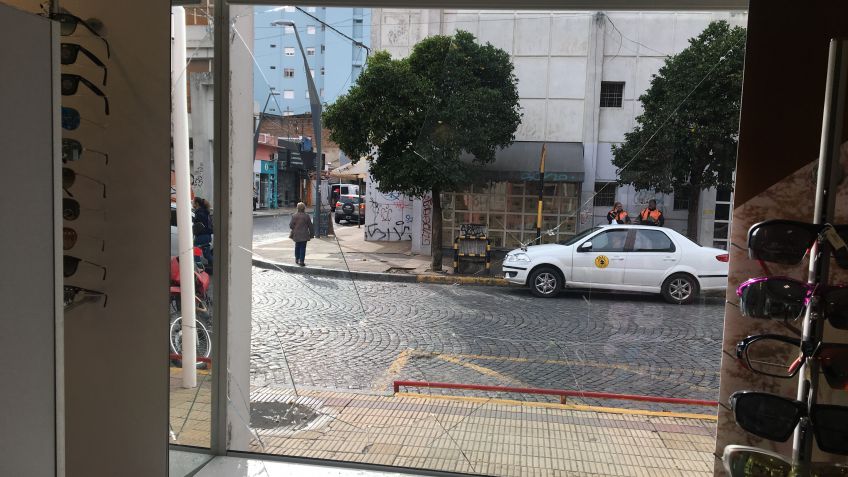 Delincuente cortó una reja, rompió vidriera y robó en una óptica