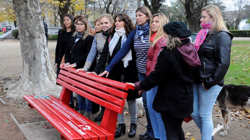 Varias plazas de Tandil ya tienen su Banco Rojo