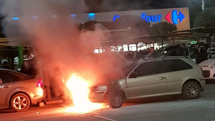 Fuego  en el estacionamiento del hipermercado