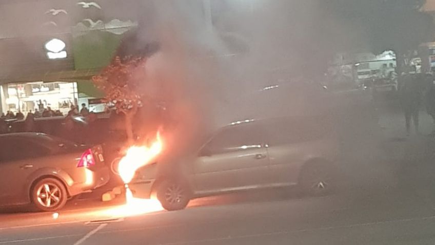 Fuego  en el estacionamiento del hipermercado