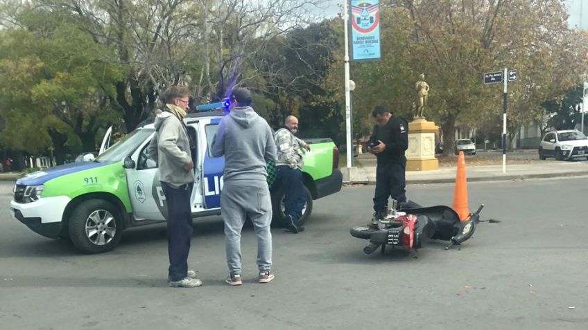 Una mujer herida tras choque entre moto y auto