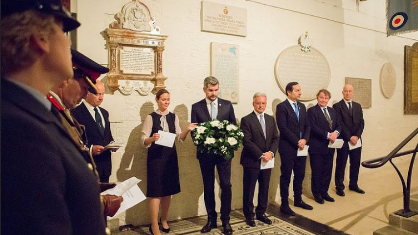 Marcos Peña en Londres rindió homenaje a caídos en Malvinas