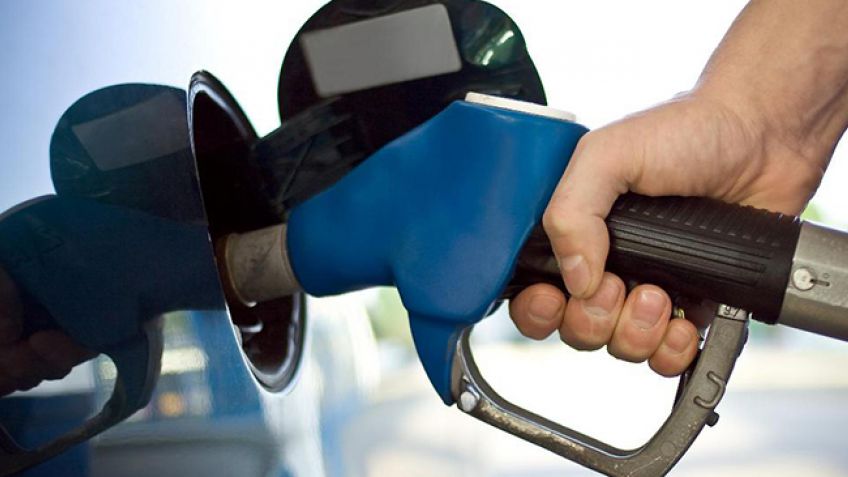 Revelan que la nafta tiene un 35% de atraso y anticipan aumento en puerta
