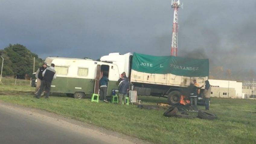 Camioneros, de paro, se manifestaron en las rotondas de la ciudad