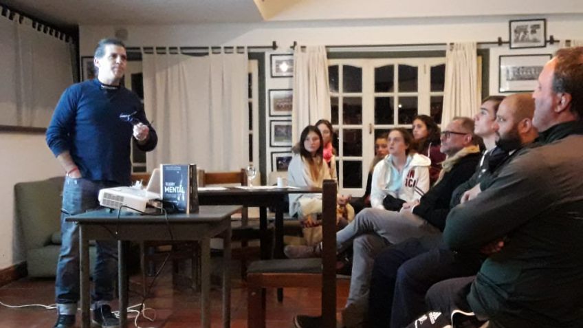 El psicólogo deportivo Fernando Saccone brindó una charla en Los Cardos