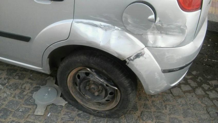Le chocaron el auto y huyeron