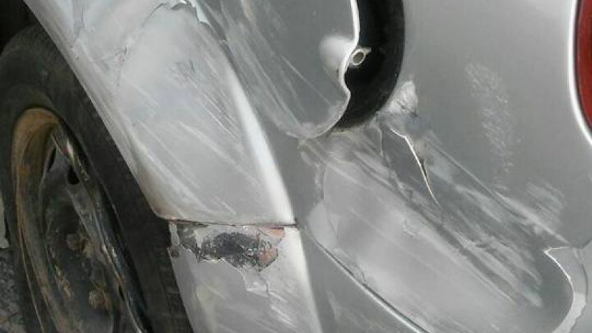 Le chocaron el auto y huyeron