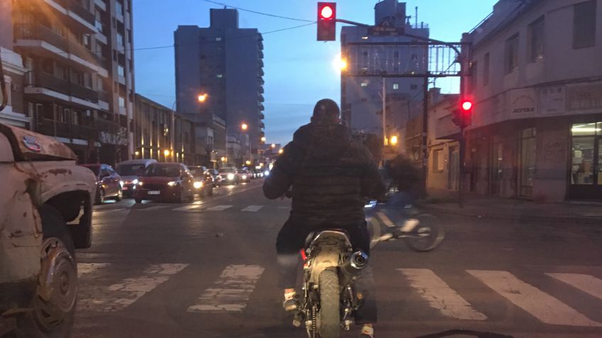 Sin casco, luces ni patente
