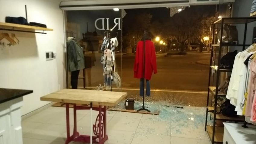 Destruyeron vidriera y robaron en local de ropa