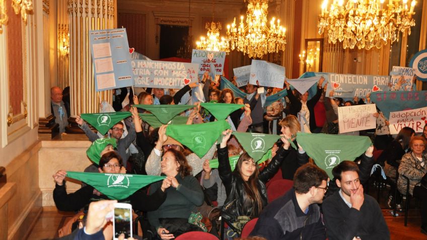 Pañuelos celestes y verdes en el Salón Blanco, pero el Ministro no apareció