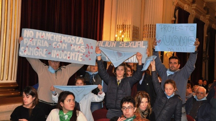 Pañuelos celestes y verdes en el Salón Blanco, pero el Ministro no apareció