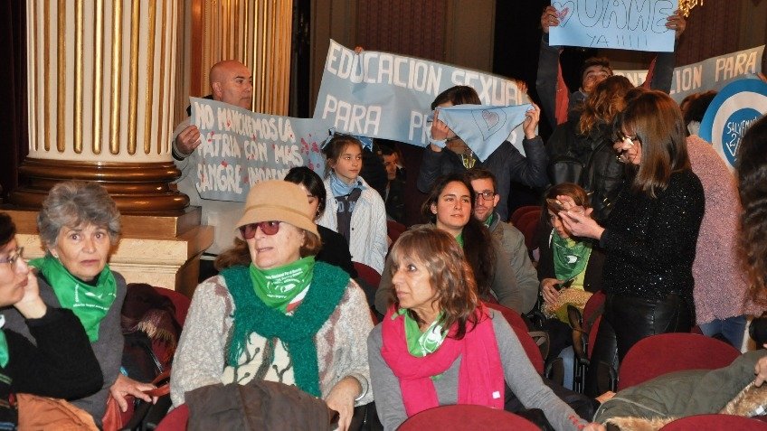 Pañuelos celestes y verdes en el Salón Blanco, pero el Ministro no apareció