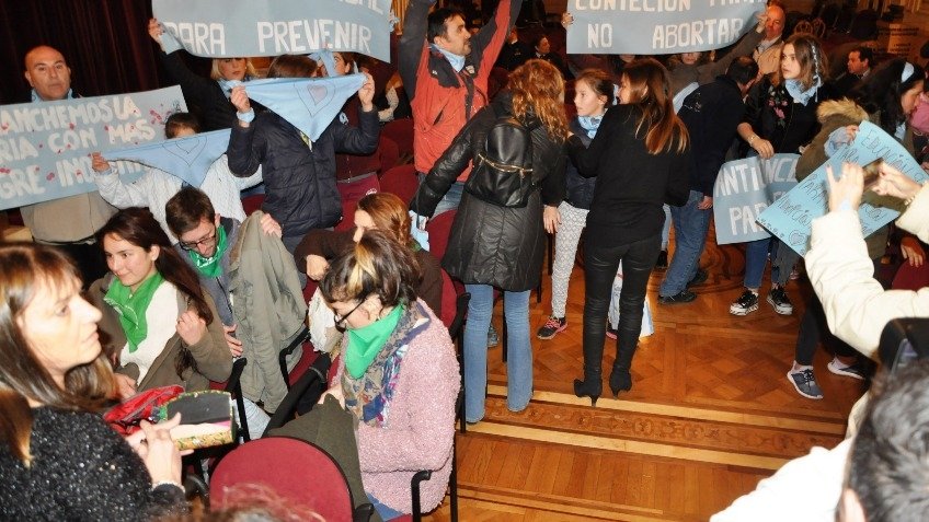 Pañuelos celestes y verdes en el Salón Blanco, pero el Ministro no apareció