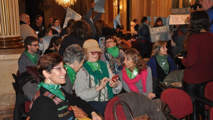 Pañuelos celestes y verdes en el Salón Blanco, pero el Ministro no apareció
