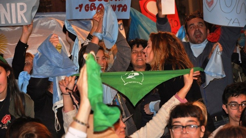 Pañuelos celestes y verdes en el Salón Blanco, pero el Ministro no apareció