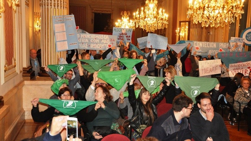 Pañuelos celestes y verdes en el Salón Blanco, pero el Ministro no apareció