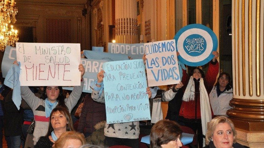 Pañuelos celestes y verdes en el Salón Blanco, pero el Ministro no apareció