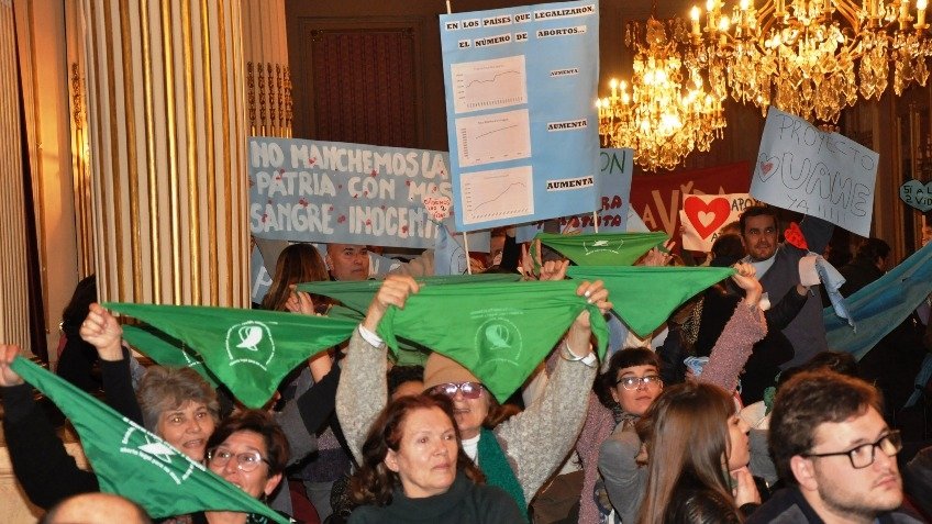 Pañuelos celestes y verdes en el Salón Blanco, pero el Ministro no apareció