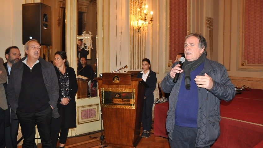 Pañuelos celestes y verdes en el Salón Blanco, pero el Ministro no apareció