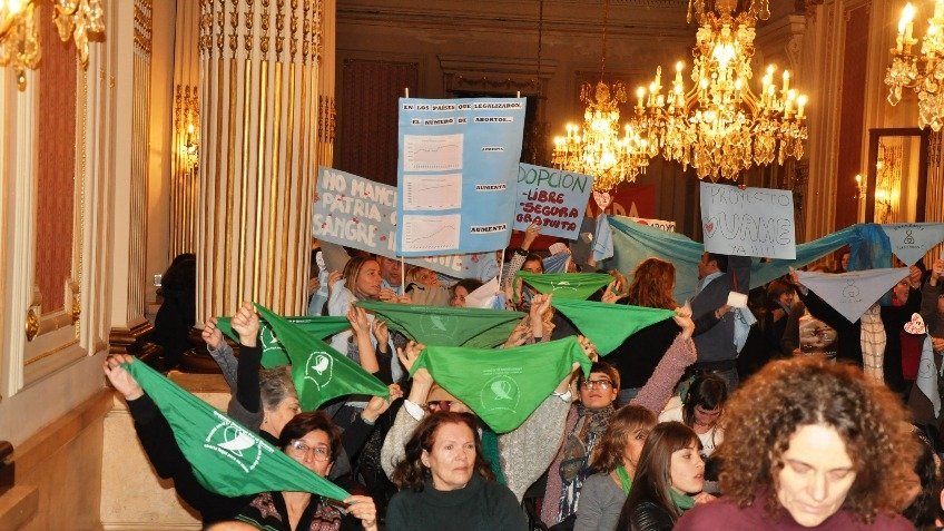 Pañuelos celestes y verdes en el Salón Blanco, pero el Ministro no apareció