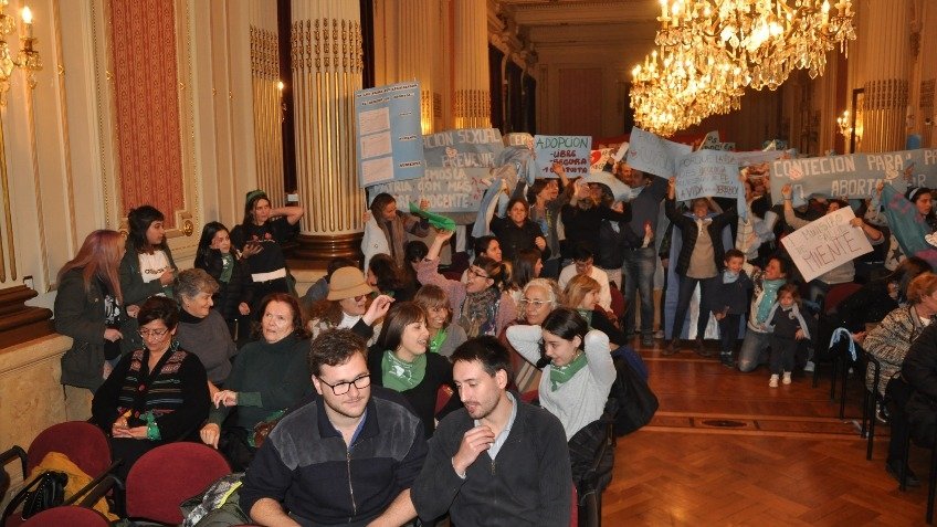 Pañuelos celestes y verdes en el Salón Blanco, pero el Ministro no apareció