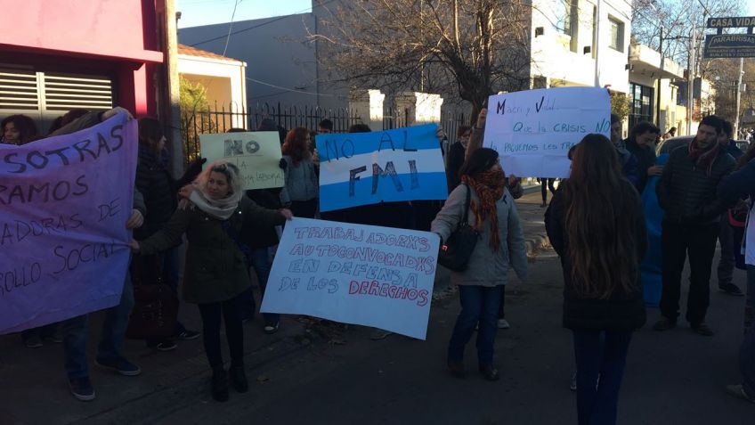 Manifestantes se acercan a esperar a Macri y Vidal