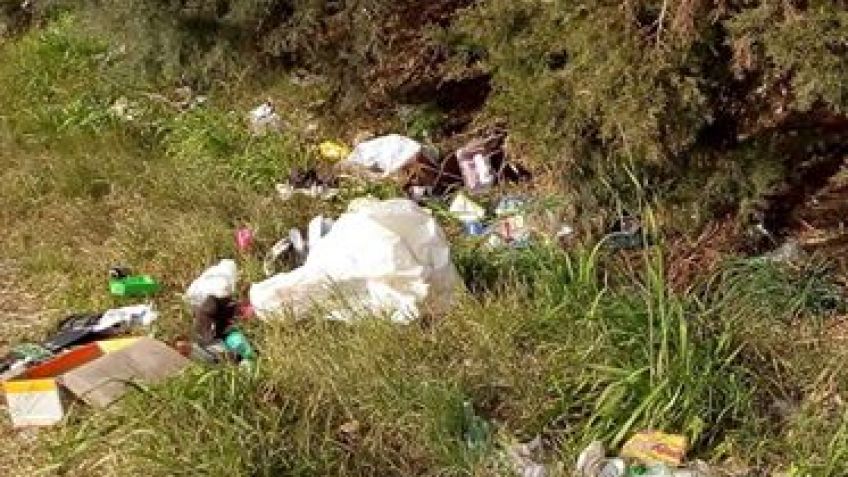 Quejas por vecinos que arrojan basura