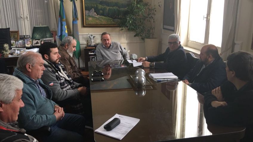 Ejecutivo y trabajadores municipales sellaron el acuerdo