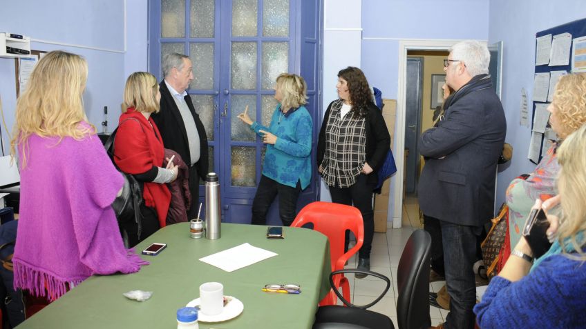 El intendente visitó la Sala Abierta de Lectura y entregó un subsidio