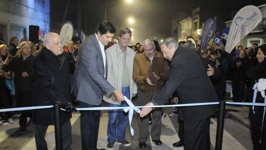 Gran cantidad de público en la inauguraron del centro comercial de la calle Quintana