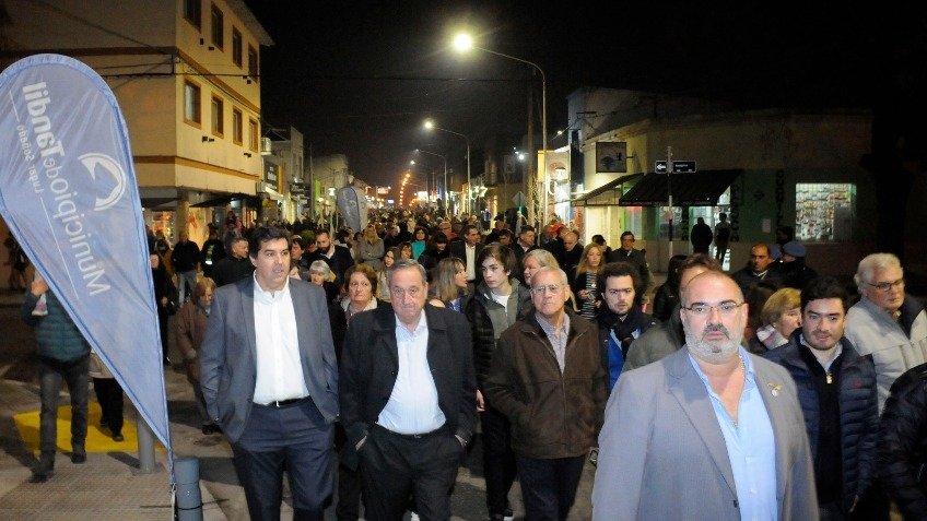 Gran cantidad de público en la inauguraron del centro comercial de la calle Quintana