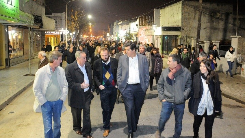 Gran cantidad de público en la inauguraron del centro comercial de la calle Quintana