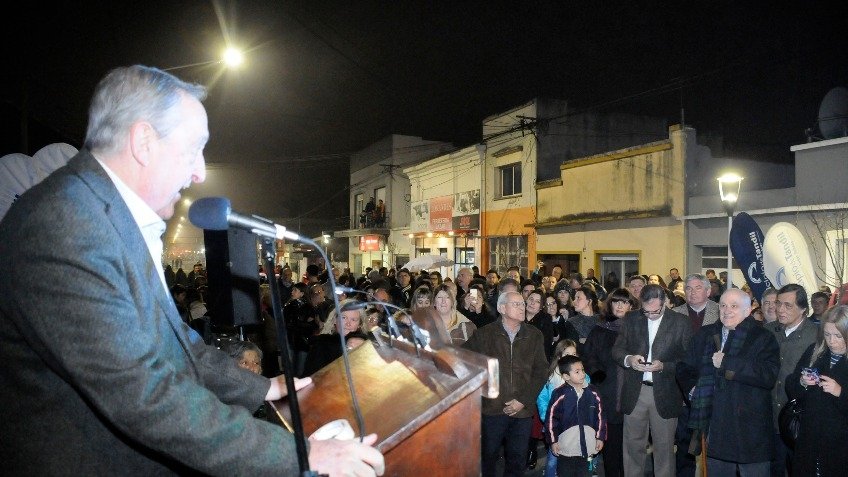 Gran cantidad de público en la inauguraron del centro comercial de la calle Quintana