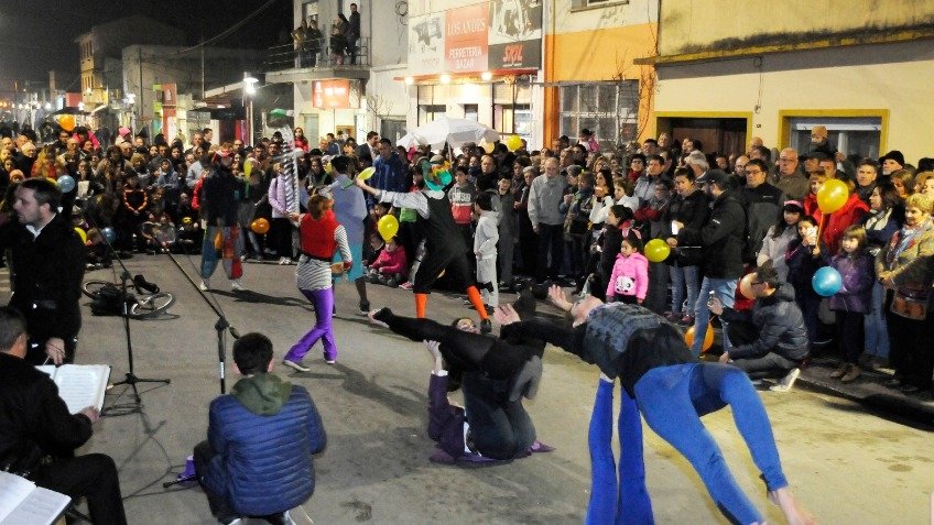 Gran cantidad de público en la inauguraron del centro comercial de la calle Quintana