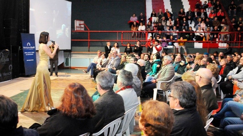 Gran cantidad de público en la inauguraron del centro comercial de la calle Quintana