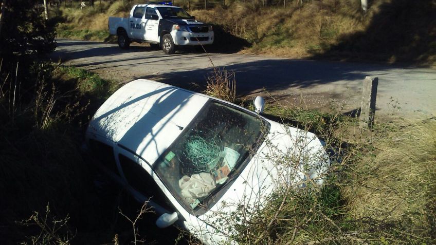 Mujer con heridas leves tras caer con su auto a una alcantarilla 