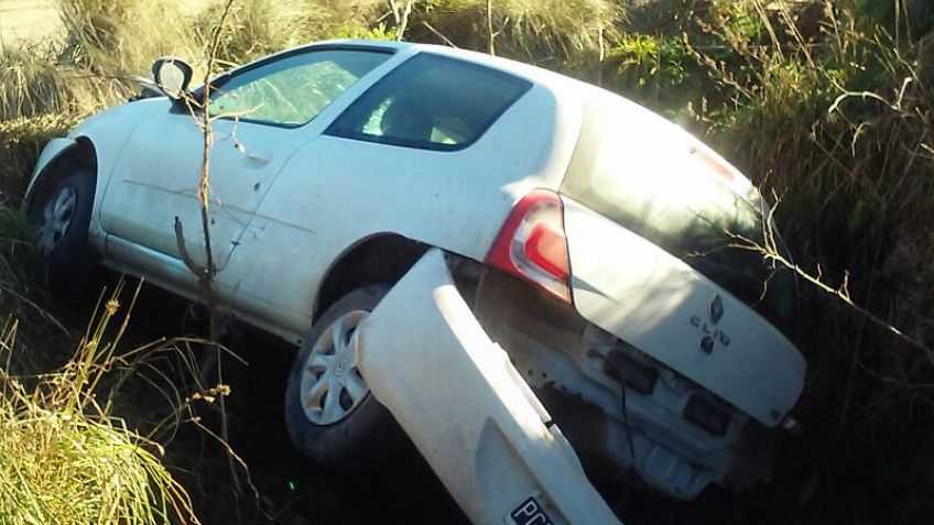 Mujer con heridas leves tras caer con su auto a una alcantarilla 