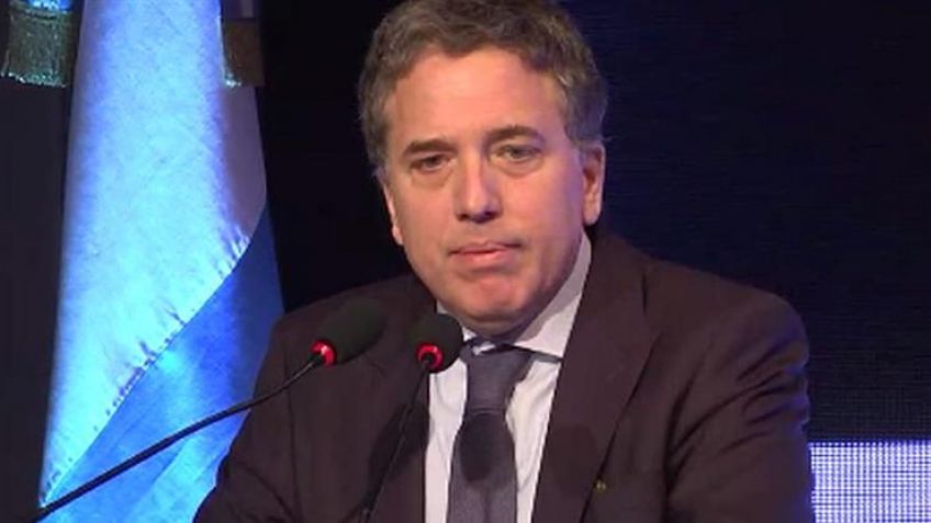 Dujovne anunció que congelan por dos años el ingreso de empleados públicos