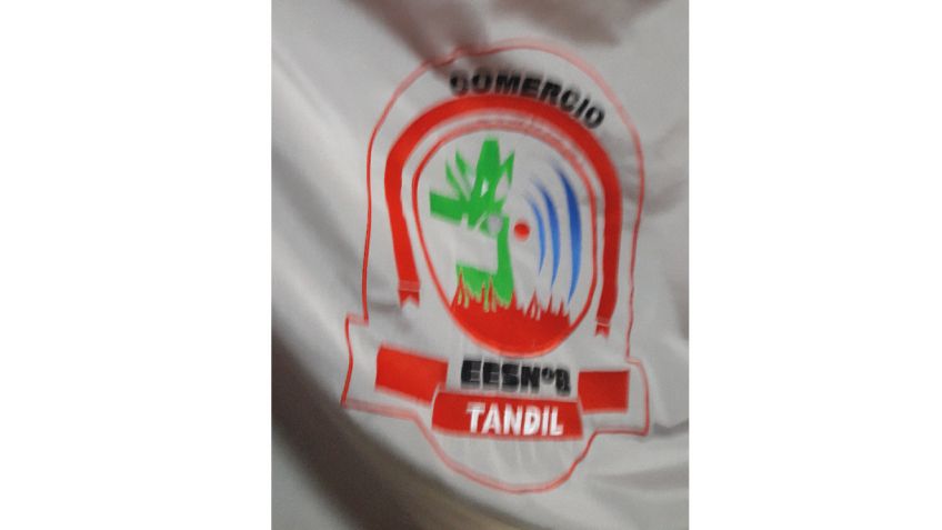 Decidieron NO AL UNIFORME,optaron por un buzo bordó y diseñaron su escudo. Se acordó el uso del celular y supieron que no dispondrían de Wi-Fi.