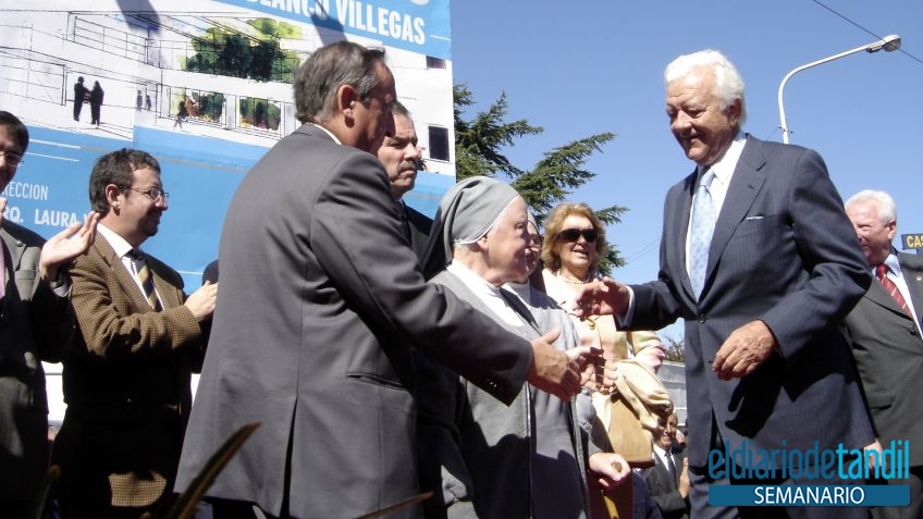 El intendente Miguel Lunghi y el empresario Jorge Blanco Villegas. Los artífices del Hospital de Niños se saludan en la inauguración de una obra emblema. 