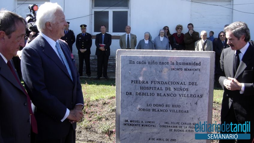 El jefe de gobierno y el empresario ante la piedra fundamental. A la derecha, el gobernador Felipe Solá. Apunta Miguel Lunghi en 2018: ?El hospital de niños fue una promesa de campaña, pero te digo la