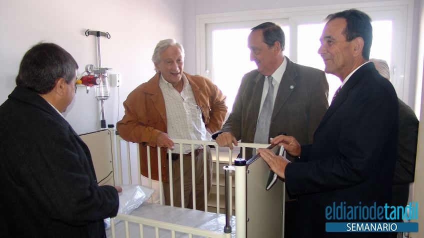 El primer director Héctor Equiza y el intendente Lunghi (ambos al centro) poco antes de la inauguración, con el mobiliario comprado con el aporte de 700 empresarios de Tandil.