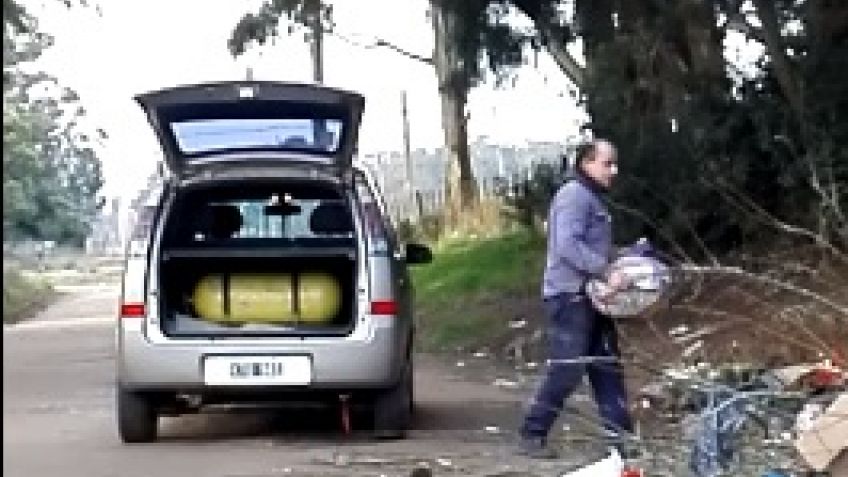 Lo "pescaron" tirando basura en la calle