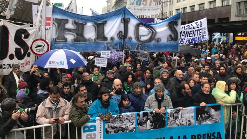 Masiva protesta frente al Edificio Libertador en contra del decreto de Macri sobre las FFAA