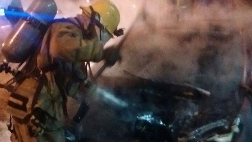 Un vehículo se incendió en plena vía pública