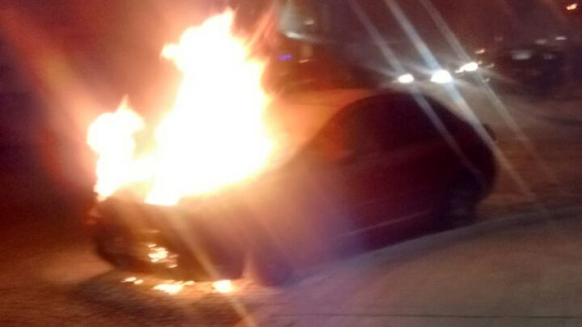 Un vehículo se incendió en plena vía pública