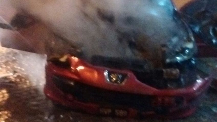 Un vehículo se incendió en plena vía pública