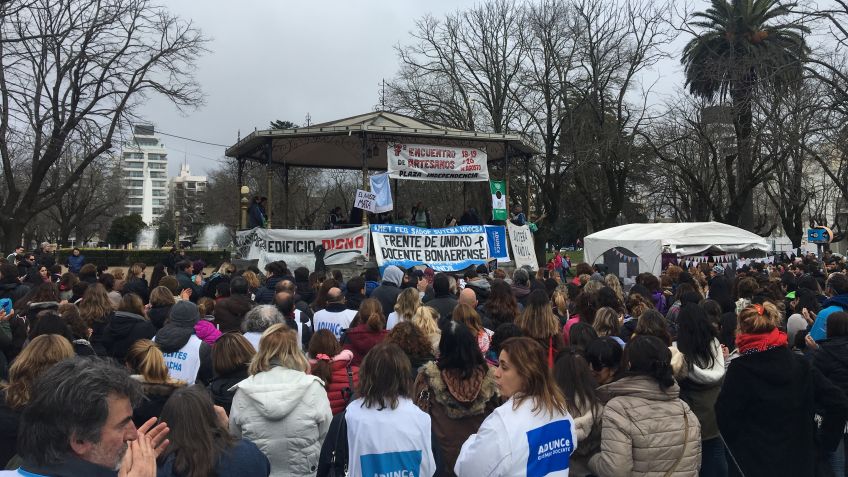 Docentes se manifestaron y responsabilizaron al gobierno por la desidia en las escuelas